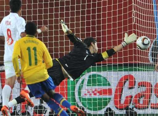 Robinho marcou o seu primeiro gol na Copa do Mundo da África do Sul. (Foto: Martin Bernetti / AFP / CP)