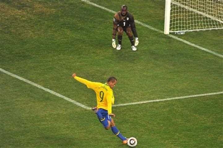 Luís Fabiano é o grande objetivo | Foto: Roberto Schimidt / AFP / CP