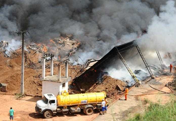 Bombeiros têm trabalho para combater o incêndio | Foto: Mauro Schaefer
