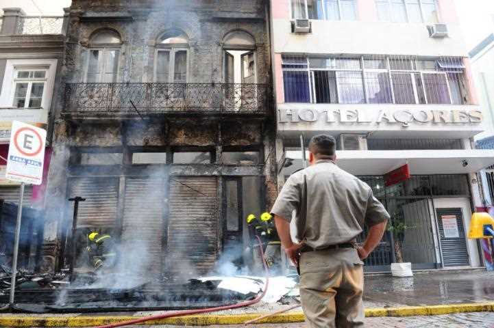Incêndio consumiu fachada de prédio histórico no Centro | Foto: Mauro Schaefer